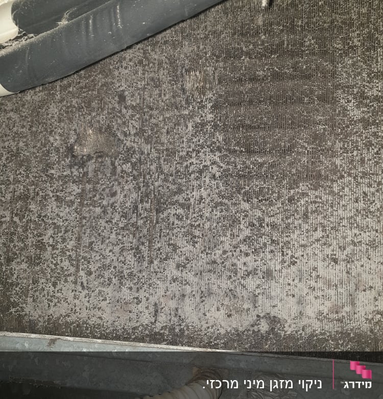 צינור ומאייד מזגן עם לכלוך ואבק